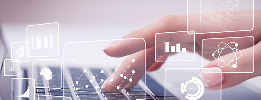 キーボードを叩く指