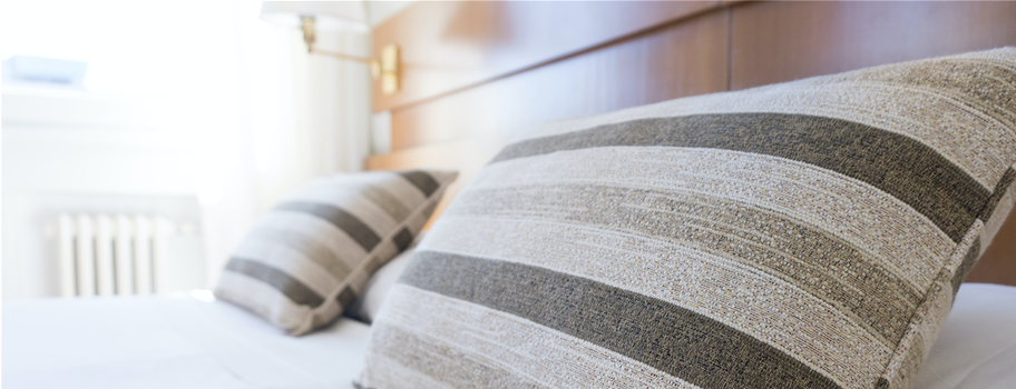 ベッドのヘッドボートと枕